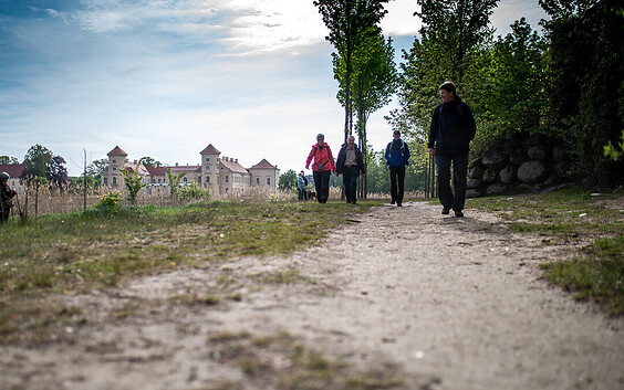 Schloss Rheinberg beim Fontane-Wandermarathon, Foto: Daniel Marienfeld, Lizenz: Tourismusverband Ruppiner Seenland e.V.