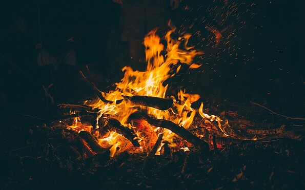 Feuer, Foto: bonfire-1835829_1920 Bild von Pexels auf Pixabay Feuer, Lizenz: bonfire-1835829_1920 Bild von Pexels auf Pixabay Feuer