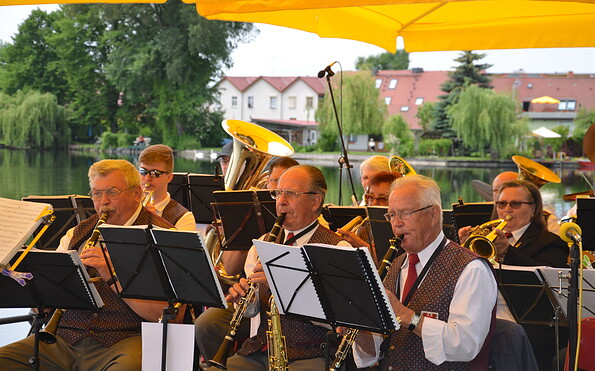 Der Musikverein Müllrose e.V. spielt am Oder-Spree-Kanal, Foto: Saskia Hoffmann, Lizenz: Stadt Müllrose/ Haus des Gastes