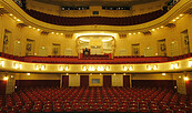 Das Große Haus am Schillerplatz (Blick in den Zuschauerraum), Foto: Marlies Kross, Lizenz: Brandenburgische Kulturstiftung Cottbus-Frankfurt (Oder)
