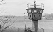 Ufer Park Babelsberg mit Wachturm und Blick auf Glienicker Brücke, Foto: Peter Rohn, 1989, Lizenz: SPSG