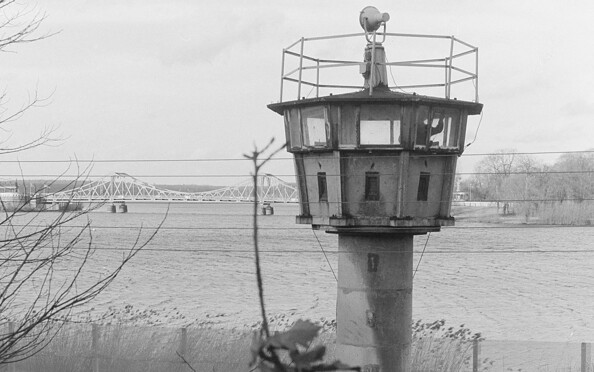 Ufer Park Babelsberg mit Wachturm und Blick auf Glienicker Brücke, Foto: Peter Rohn, 1989, Lizenz: SPSG