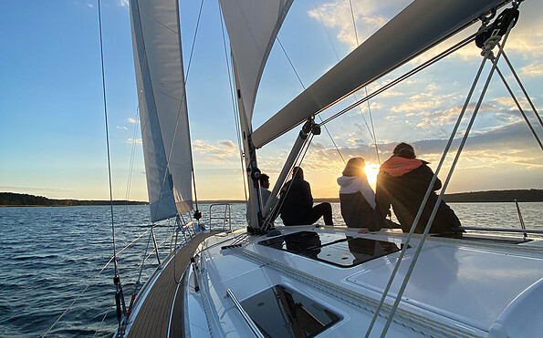 Segelyacht "Hans Albers" segelt hoch am Wind in den Sonnenuntergang, Foto: Steffen Lelewel, Lizenz: AHOI Mitsegeln