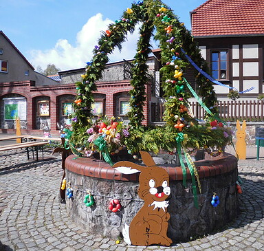 Osterbrunnen geschmückt