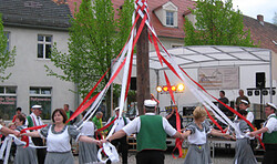 Maibaumstellen auf dem Marktplatz in Peitz