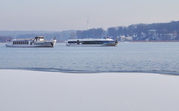 MS Königswald und MS Belvedere vor dem kleinen Schloß im Park Babelsberg, Foto: Weisse Flotte Potsdam GmbH, Lizenz: Weisse Flotte Potsdam GmbH