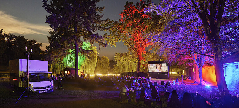 Stummfilmkino im Schlosspark