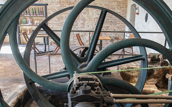 Foto: Foto: Ben de Biel, Motiv: Dampfmaschine Cöethen, Bildbearbeitung: Johanna FRohberg, Lizenz: Ben de Biel, Johanna Frohberg, Aggregat 66; g UG (haftungsbeschränkt)