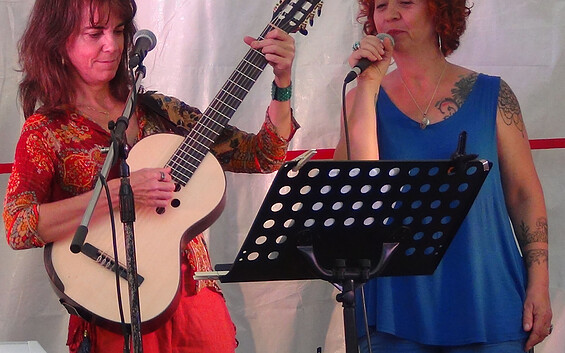 Catalina Claro (Chile) und Cathy (Frankreich), Foto: Jürgen Günther, Lizenz: Brassens in Basdorf e. V.