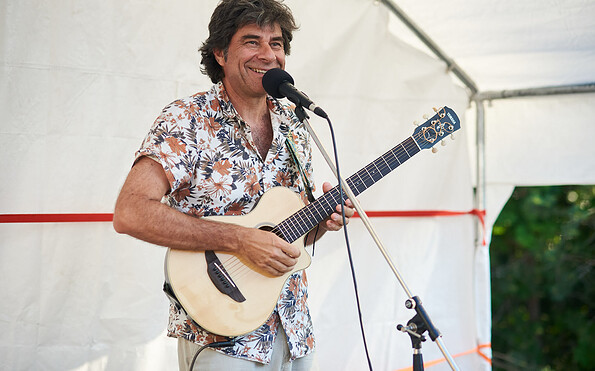 Michel Avallone (Gesang und Gitarre, Frankreich), Foto: Sur Mesure, Lizenz: Sur Mesure