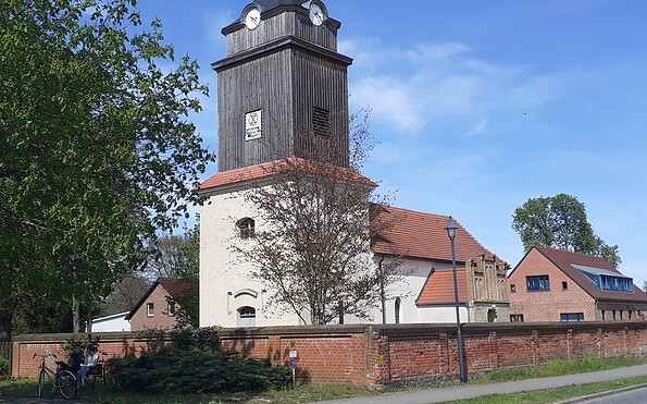 Dorfkirche Basdorf, Foto: Marlies Losansky, Lizenz: Tourismusverein Naturpark Barnim e. V.