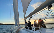 Segelyacht "Hans Albers" segelt hoch am Wind in den Sonnenuntergang, Foto: Steffen Lelewel, Lizenz: AHOI Mitsegeln