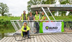 Mit Aktentasche und Gummistiefel: Hochwasser- und Naturschutz in einem Boot?