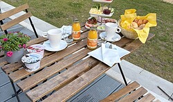Frühstück mit regionalen Spezialitäten am Wolletzsee