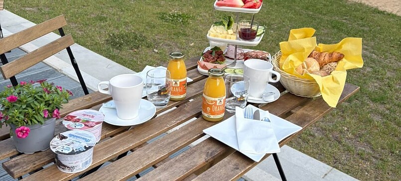 Frühstück mit regionalen Spezialitäten am Wolletzsee
