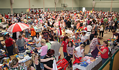 Flohmarkt in der Giebelseehalle mit bunten Ständen, Foto: Frau Friebel, Lizenz: Gemeinde