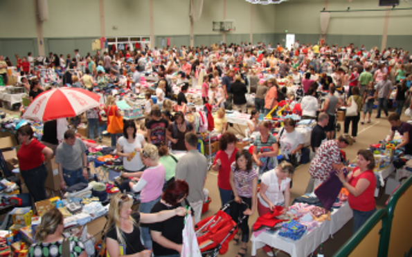 Flohmarkt in der Giebelseehalle mit bunten Ständen, Foto: Frau Friebel, Lizenz: Gemeinde