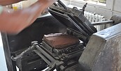 Vorführung der historischen Kachelpresse