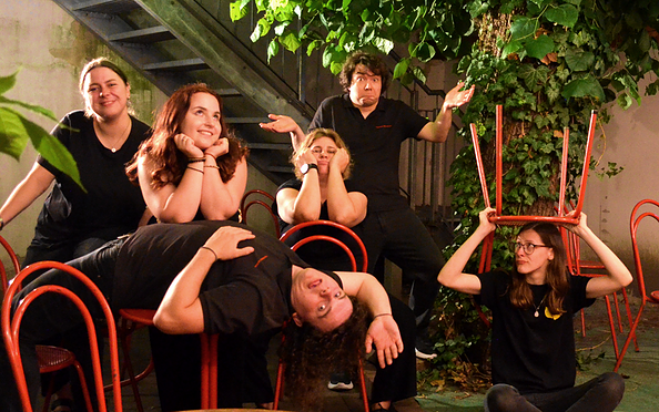 Das Ensemble von ImproPur posierend im Innenhof, Foto: TheaterLoge Luckau, Lizenz: TheaterLoge Luckau