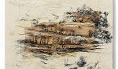 Quadratisches Textilkunstwerk in beigefarbenen Naturtönen mit einer zentralen, geschichteten Struktur in Rostbraun und Schwarz, Foto: Friedhelm Hoffmann, Lizenz: Beate Paulini