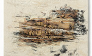 Quadratisches Textilkunstwerk in beigefarbenen Naturtönen mit einer zentralen, geschichteten Struktur in Rostbraun und Schwarz, Foto: Friedhelm Hoffmann, Lizenz: Beate Paulini