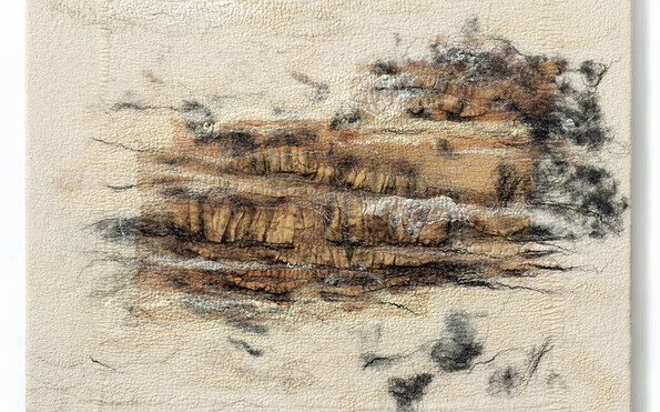 Quadratisches Textilkunstwerk in beigefarbenen Naturtönen mit einer zentralen, geschichteten Struktur in Rostbraun und Schwarz, Foto: Friedhelm Hoffmann, Lizenz: Beate Paulini