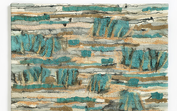Abstraktes Textilkunstwerk in Naturtönen und Türkis, mit einer horizontal geschichteten Struktur und baumartigen, texturierten Formen., Foto: Friedhelm Hoffmann, Lizenz: Beate Paulini