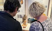 Zwei Besuchende stehen vor einer Vitrine und schauen sich das Präparat einer Waldohreule an., Foto: A. Vierling-La Ruffa, Lizenz: Naturkundemuseum Potsdam