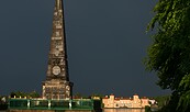 Obelisk im Lustgarten Rheinsberg, im Hintergrund das Schloss, Foto: Leo Seidel, Lizenz: SPSG