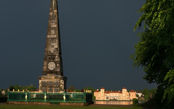 Obelisk im Lustgarten Rheinsberg, im Hintergrund das Schloss, Foto: Leo Seidel, Lizenz: SPSG