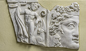 Sarkophagdeckelfragment, Satyr, Maske des Dionysos, Rom, 3. Viertel 3. Jh. (gallienisch), an der Ostwand der Kleinen Neugierde im Schlossgarten Glienicke, Foto: Daniel Lindner, Lizenz: SPSG