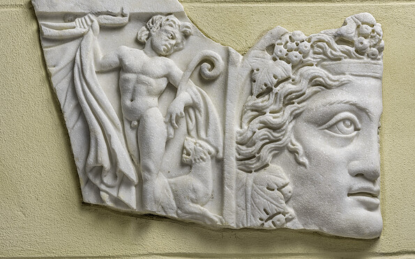 Sarkophagdeckelfragment, Satyr, Maske des Dionysos, Rom, 3. Viertel 3. Jh. (gallienisch), an der Ostwand der Kleinen Neugierde im Schlossgarten Glienicke, Foto: Daniel Lindner, Lizenz: SPSG