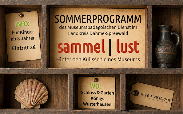 Ein hölzerner Setzkasten mit verschiedenen Museumsobjekten wie einer Vase und einer Muschel sowie ein Schild „Somerprogarmm, des Museumspädagogischen Dienst im LK Dahme-Spreewald“, Foto: MuPäD Lübben, Lizenz: MuPäD Lübben
