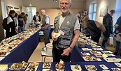 Pilzsachverständiger Wolfgang Bivour steht inmitten von Tischen auf denen verschiedene Pilzarten in Schälchen präsentiert werden., Foto: A. Vierling-La Ruffa, Lizenz: Naturkundemuseum Potsdam
