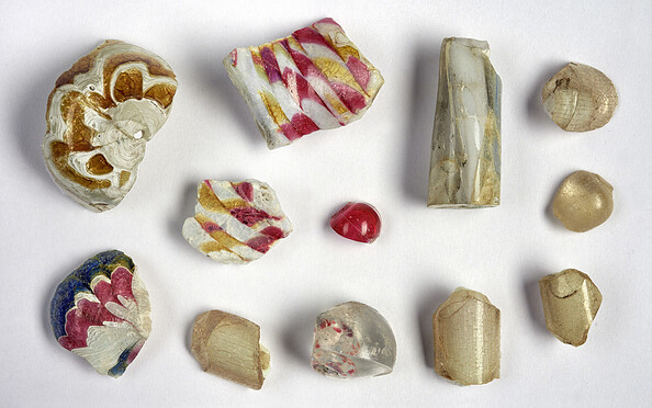 Johann Kunckel, Fragmente aus der Glasperlenproduktion, 1685–1688, farbiges Glas, Pfaueninsel, Kunckelkabinett in der Meierei, Dauerleihgabe des Museums für Vor- und Frühgeschichte, Foto: Daniel Lindner, Lizenz: SPSG