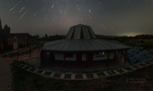 Sternenhimmel mit vielen Meteorspuren über einem runden Observatoriumsgebäude bei Nacht., Foto: Petr Horalek, Lizenz: Petr Horalek