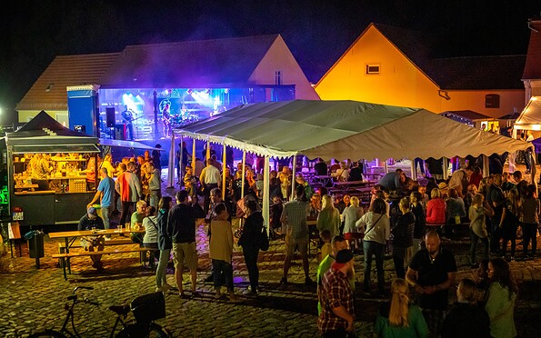 Tanzende Menschen beim Abendkonzert an der Schlossherberge, Foto: Andreas Franke, Lizenz: Andreas Franke