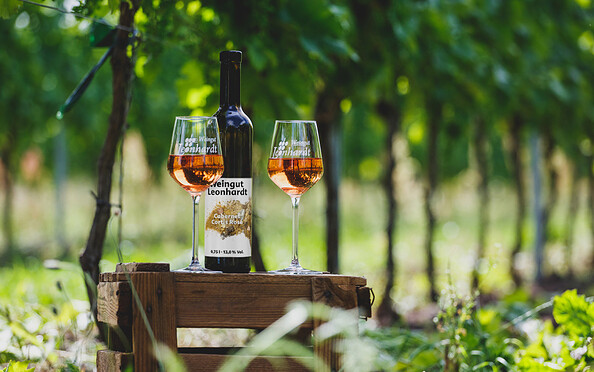 Foto: Zwei Gläser Rosé Wein und die Flasche von Weingut Leonhardt dazu im Grünen, Foto: A. Franke , Lizenz: Stadt Bad Liebenwerda