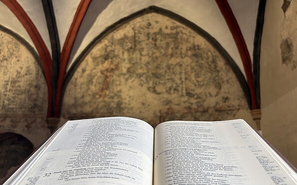 Buch im Refektorium, Foto: Dominikanerkloster Prenzlau, Lizenz: Dominikanerkloster Prenzlau