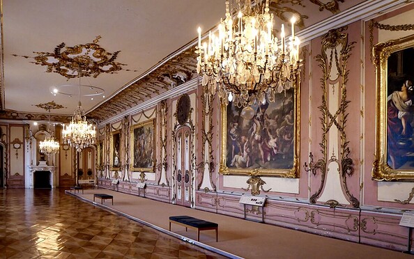 Obere Galerie im Neuen Palais, Blick auf die Gemälde, Foto: Nicole Romberg, Lizenz: SPSG