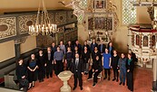 Gruppe von Menschen in einer reich verzierten Kirche mit Emporen, Kronleuchter, Kanzel und Altar., Foto: Kammerchor Mitte, Lizenz: Kammerchor Mitte