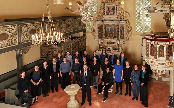 Gruppe von Menschen in einer reich verzierten Kirche mit Emporen, Kronleuchter, Kanzel und Altar., Foto: Kammerchor Mitte, Lizenz: Kammerchor Mitte