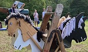 Steckenpferde im Vordergrund, im Hintergrund spielende Kinder, Foto: Förderverein Jagdschloss Stern-Parforceheide e.V., Lizenz: Förderverein Jagdschloss Stern-Parforceheide e.V.
