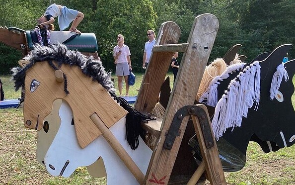 Steckenpferde im Vordergrund, im Hintergrund spielende Kinder, Foto: Förderverein Jagdschloss Stern-Parforceheide e.V., Lizenz: Förderverein Jagdschloss Stern-Parforceheide e.V.