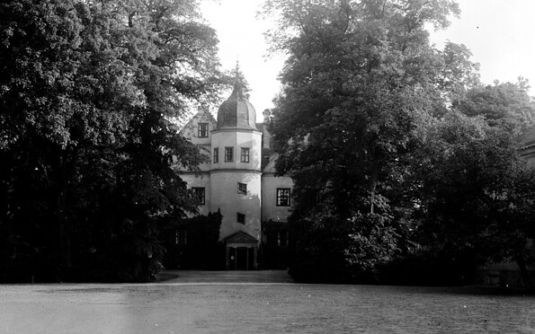 Nordansicht von Schloss Königs Wusterhausen durch eine Lücke zwischen zwei Bäumen, Schwarz-Weiß-Foto von 1938, Foto: Oberhofmarschallamt/  Verwaltung der Staatlichen Schlösser und Gärten (1927-1945), Lizenz: SPSG