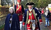 Mike Sprenger als König Friedrich Wilhelm I. und Manuela Sprenger als Königin Sophie Dorothea im Hintergrund ein „Langer Kerl“, Foto: Förderverein Jagdschloss Stern-Parforceheide e.V., Lizenz: Förderverein Jagdschloss Stern-Parforceheide e.V.