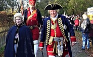 Mike Sprenger als König Friedrich Wilhelm I. und Manuela Sprenger als Königin Sophie Dorothea im Hintergrund ein „Langer Kerl“, Foto: Förderverein Jagdschloss Stern-Parforceheide e.V., Lizenz: Förderverein Jagdschloss Stern-Parforceheide e.V.