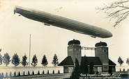 Foto: Das Zeppelin Luftschiff „Hansa“ über dem Potsdamer Luftschiffhafen um 1913 © Verlag Willi Sanke Berlin grussauspotsdam.de