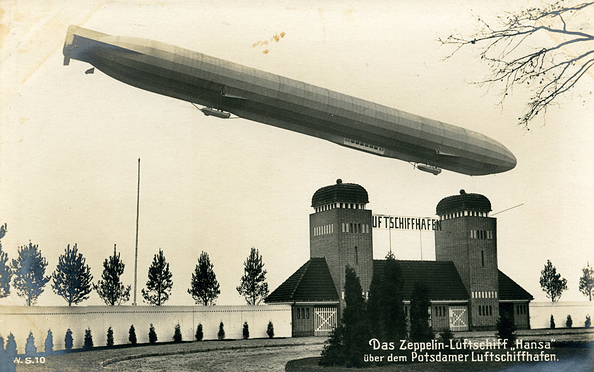 Foto: Das Zeppelin Luftschiff „Hansa“ über dem Potsdamer Luftschiffhafen um 1913 © Verlag Willi Sanke Berlin grussauspotsdam.de