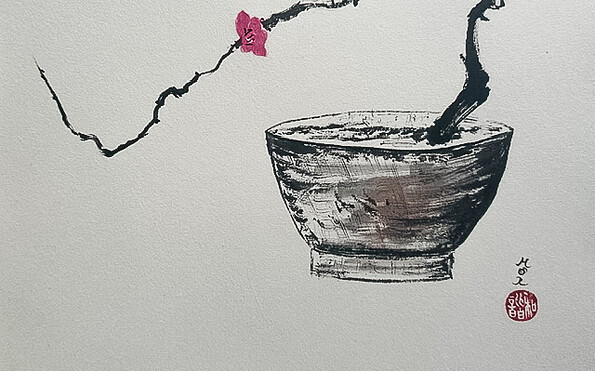 Schwarze Tuschmalerei zeigt einen Ast, der aus einem Topf wächst, mit pinkfarbener Blüte auf Naturpapier, Foto: Monika Ruppel, Lizenz: Landhaus Alte Schmiede